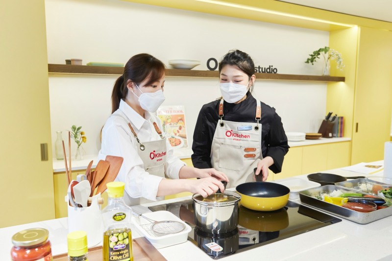 서울 논현동 오키친 스튜디오에서 진행된 쿠킹클래스에서 김모아 셰프(왼쪽)가 요리를 시연하고 있다./ 사진제공 = 오뚜기