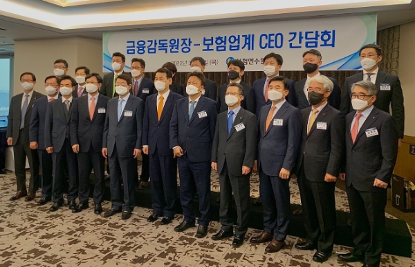 24일 서울 소공동 롯데호텔에서 열린 금융감독원장-보험업계 CEO 간담회에서 정은보 금융감독원장(사진 첫째줄 왼쪽에서 여섯 번째)와 보험업계 CEO들이 기념 촬영을 하고 있다./사진= 임유진기자