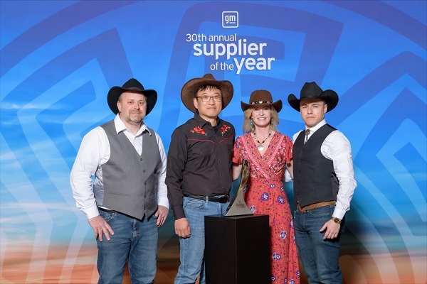 (왼쪽에서 두 번째)한국앤컴퍼니 ES사업본부 미국 영업기획팀 정경환 팀장과 (세 번째)GM 이그제큐티브 디렉터 크리스틴 토스. 제공=한국앤컴퍼니.