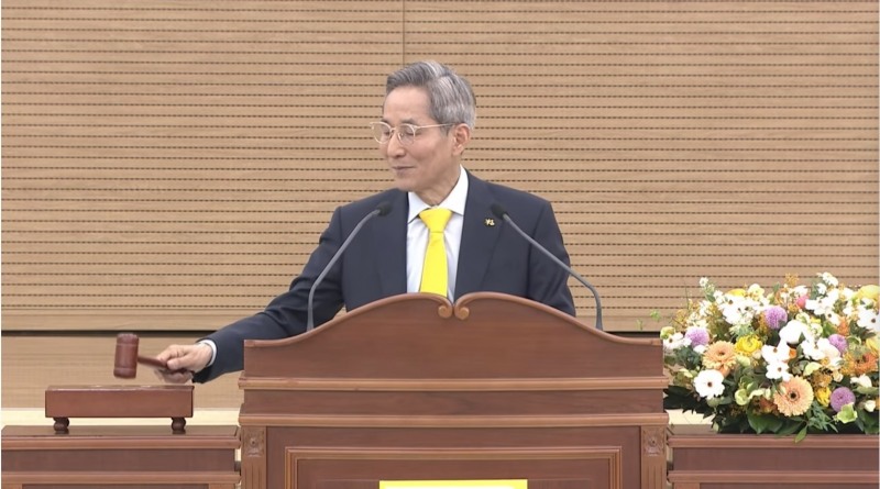 윤종규 KB금융지주 회장이 25일 주주총회에서 안건을 결의하고 있다./사진=KB금융지주 주주총회 생중계 갈무리