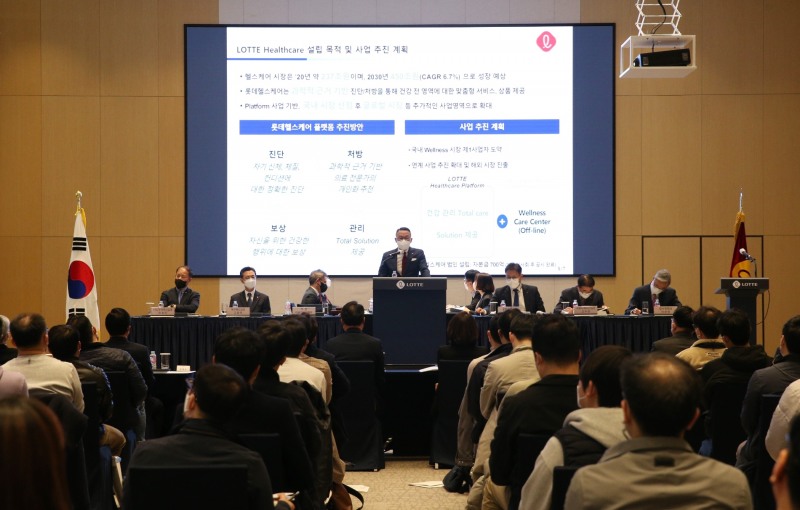 롯데지주 제55기 정기 주주총회에서 이동우 대표이사가 바이오,헬스케어가 핵심 신사업이 될 것이라고 발표하고 있다./ 사진제공 = 롯데지주
