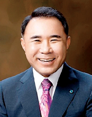 ▲ 윤홍근 BBQ 회장