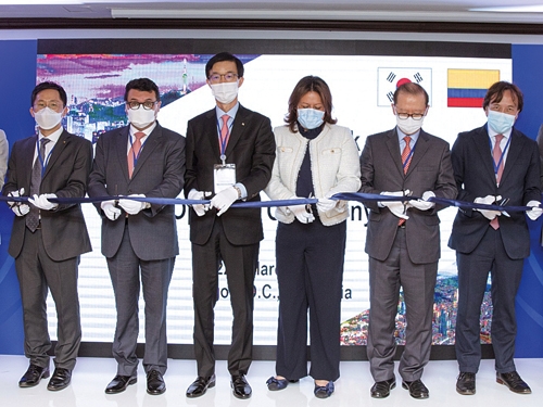 ▲ 지난 22일(현지 시간) 콜롬비아 보고타에서 추종연 주콜롬비아 대사, 알레한드라 보떼로 바르꼬 콜롬비아 국가기획처(DNP) 청장 등이 참석한 가운데 수은 보고타사무소 개소식이 개최됐다. 사진 왼쪽에서 세 번째부터 방문규 수은 행장, 마리아 롬바나(Maria Lombana) 콜롬비아 상공관광부 장관, 추종연 주콜롬비아 대사.