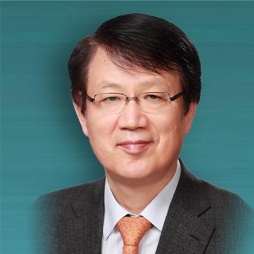 이제민 연세대학교 경제학부 명예교수 - 서울대학교 경제학과 졸업- 하버드대학교 경제학박사- 예일대학교 객원교수- 국민경제자문회의 부의장- International Economic Journal 편집인