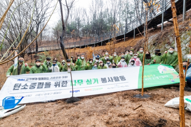 HMM(대표이사 배재훈)이 지난 26일 식목일을 앞두고 임직원 및 임직원 가족 50여명과 함께 기후변화 대응과 탄소중립을 위한 나무심기 봉사활동을 진행했다. 사진=HMM.