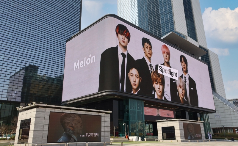 ‘멜론 스포트라이트’를 통해 서울 삼성역 인근 K-POP Square에 NCT DREAM의 정규 2집 ‘'Glitch Mode' 관련 영상이 나오고 있다. 사진=멜론