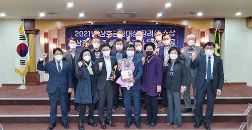 ▲ 인천농협지역본부 본부장 이강영(앞줄 왼쪽에서 세 번째), 남인천농협 조합장 이태선(앞줄 왼쪽에서 네 번째)