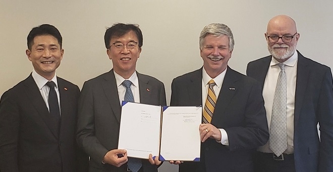 (왼쪽부터) SK루브리컨츠 김원기 그린성장본부장, 차규탁 사장, GRC 피터 폴린 CEO, 데릭 고든 이사회 의장. 제공=SKL.