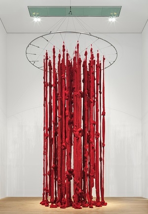 세실리아 비쿠냐 대표작. Cecilia Vicuña Quipu Womb 2017 © Cecilia Vicuña. Photo: Joe Humphrys.