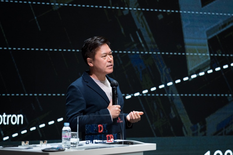 박정호 SK하이닉스 부회장이 SK하이닉스 출범 10주년 행사에서 회사의 미래 성장 방향을 설명하고 있다. 사진=SK하이닉스