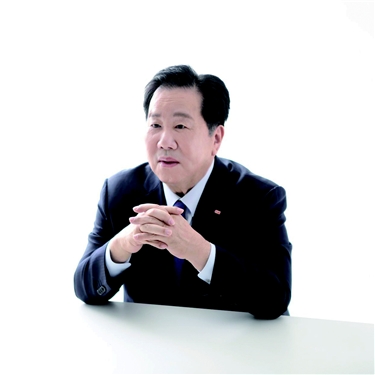 SM그룹이 그룹본부 및 다양한 계열사에서 신입과 경력사원을 채용한다. 사진은 우오현 SM그룹 회장. /사진제공=SM그룹