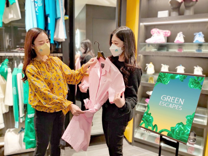 봄 정기세일을 맞아 옷을 구경 중인 고객 모습./ 사진제공 = 롯데쇼핑