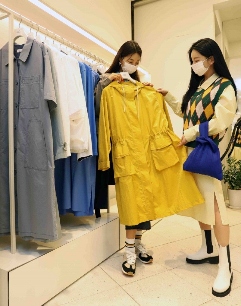 봄 정기세일을 맞아 옷을 구경 중인 고객 모습./ 사진제공 = 신세계백화점