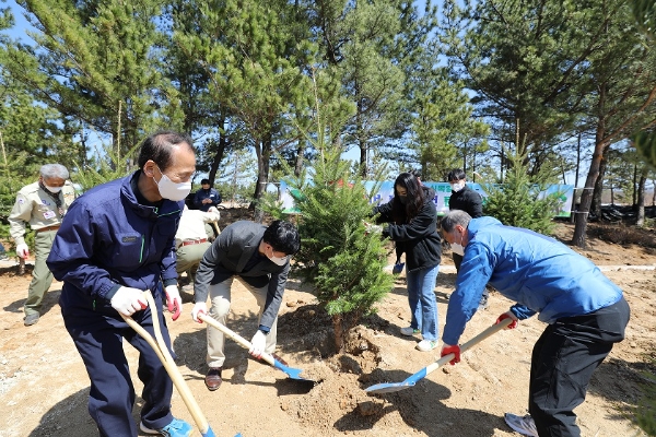 KB생명보험(대표이사 이환주)이 2023 강원세계산림엑스포와 연계한 ‘탄소상쇄 숲’을 조성하며 온실가스 감축을 통한 기후변화 대응에 앞장선다. (사진 왼쪽부터) 최문순 강원도지사, 이정호 KB생명보험 전무, 강태선 강원세계산림엑스포조직위원장/사진 제공= KB생명보험