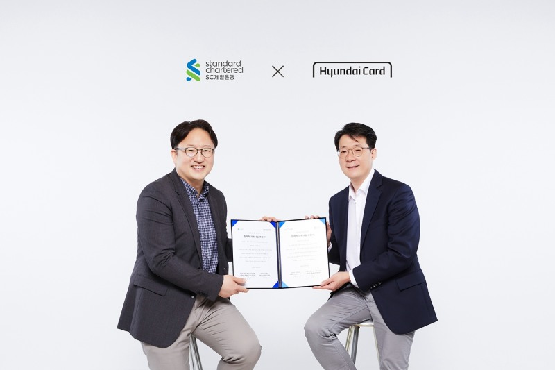 장호준 SC제일은행 소매금융그룹장(왼쪽)과 김덕환 현대카드 대표이사가 지난 5일 전략적 파트너십을 체결한 뒤 기념촬영을 하고 있다./사진=SC제일은행