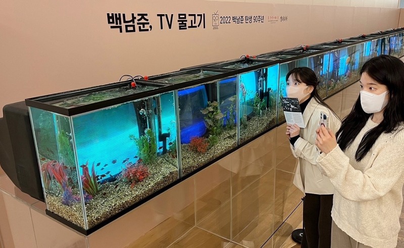 갤러리아 비디오 아티스트 거장 “백남준”과 만남./ 사진제공 = 한화솔루션 갤러리아 부문