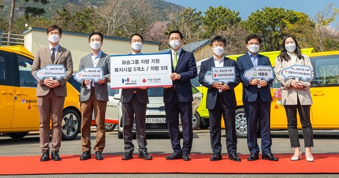 (왼쪽부터) 부산광역시장애인종합복지관 이승희 관장, 연제구노인복지관 이운철 관장, 화승그룹 김정식 상무, 부산사회복지공동모금회 박은덕 사무처장, 백양종합사회복지관 정병우 관장, 새들원 나영찬 관장, 한울타리지역아동센터 이미옥 센터장. 제공=화승그룹.