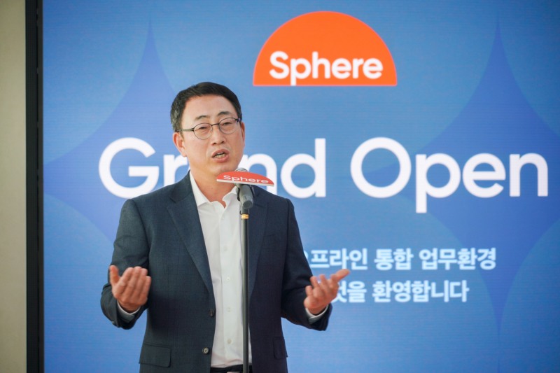유영상 SKT 사장이 거점오피스 'Sphere' 신도림을 방문해 구성원들과 소통하고 있다. 사진=SK텔레콤