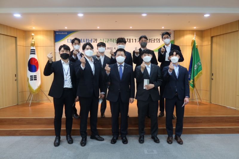 조두식 NH농협캐피탈 대표(앞줄 왼쪽에서 세번째)와 신규직원들이 간담회 후 기념촬영을 하고 있다. /사진제공=NH농협캐피탈