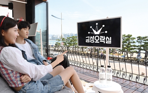 ▲ LG전자. 부산 광안리에 ‘금성오락실’ 연다.