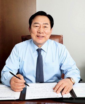 △ 1955년 충북 괴산 출생 / 청주농고 / 서울대 경영대학원 최고경영자 과정 / 고려대 경영대학원 최고경영자 과정 / 충북대 명예경제학 박사 / 현 제이에스티나 회장 / 현 중소기업중앙회 회장