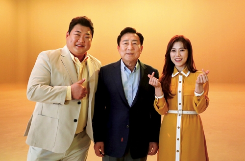 ▲ 김기문 중소기업중앙회장(가운데)이 노란우산 홍보대사인 가수 양지은(오른쪽), 개그맨 김준현과 함께 포즈를 취하고 있다. 사진제공 = 중소기업중앙회