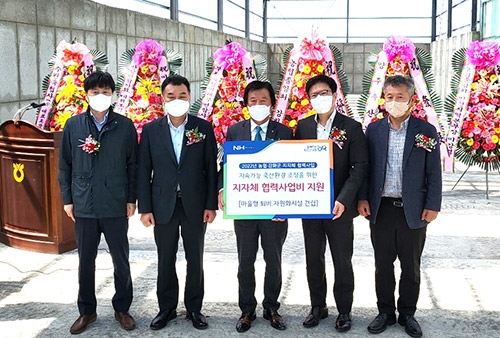 ▲ 인천농협지역본부 본부장 이강영(오른쪽에서 두 번째), 인천강화옹진축협 조합장 송정수(오른쪽에서 세 번째), 농협강화군지부 지부장 한상구(오른쪽에서 네 번째).