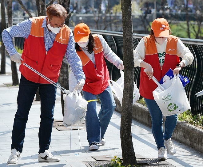 김준 SK이노베이션 부회장(왼쪽). 제공=SK이노베이션.
