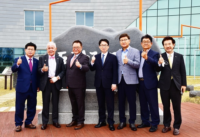 (왼쪽부터) 최정윤 파주평통회장, 짐 로저스 로저스홀딩스 회장, 한영돈 경기북부 중소기업회장, 최종환 파주시장, 박종찬 파주상의 회장, 이재석 한국포장협회장, 고병헌 파주산단 대표. 제공=파주시.