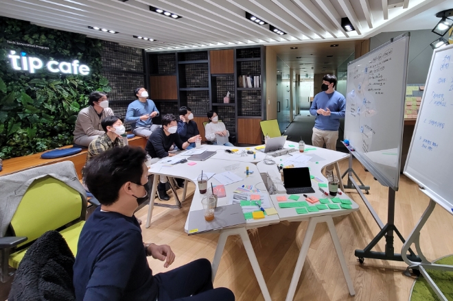 서울 여의도 'tip cafe'에서 우리은행 직원들이 디지털 신사업 관련 아이디어 회의를 진행하고 있다./사진=우리은행