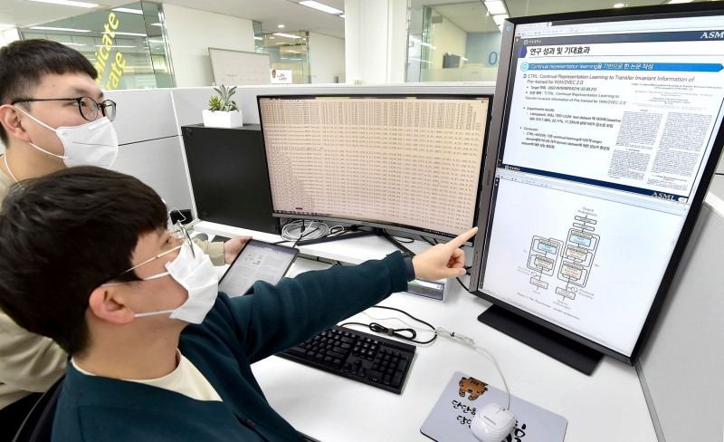 서울 서초구의 KT 융합기술원에서 연구원들이 AI원팀에서 개발한 AI 기술을 살펴보고 있다. 사진=KT