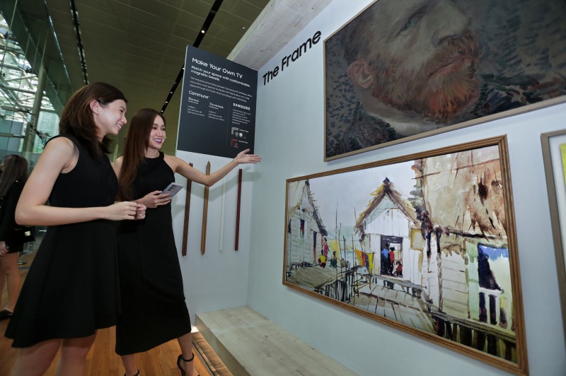 13일 싱가포르 국립미술관에서 삼성전자 2022년 TV 신제품 출시 행사에서 참석자들이 라이프스타일 TV '더 프레임'을 체험하고 있다. 사진=삼성전자