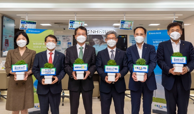 지난 13일 서울 중구 소재 농협은행 본점에서 손병환 NH농협금융지주 회장과 임직원들이 농협금융 출범 10주년 기념 ESG상품 가입행사 후 기념촬영을 하고 있다. (왼쪽부터) 이현애 농협은행 개인금융부문장, 박학주 NH-Amundi 자산운용 대표, 손병환 농협금융지주 회장, 윤상운 농협카드 사장, 김용기 농협금융지주 사업전략부사장, 황종연 농협금융지주 사업전략부장./사진=NH농협금융지주