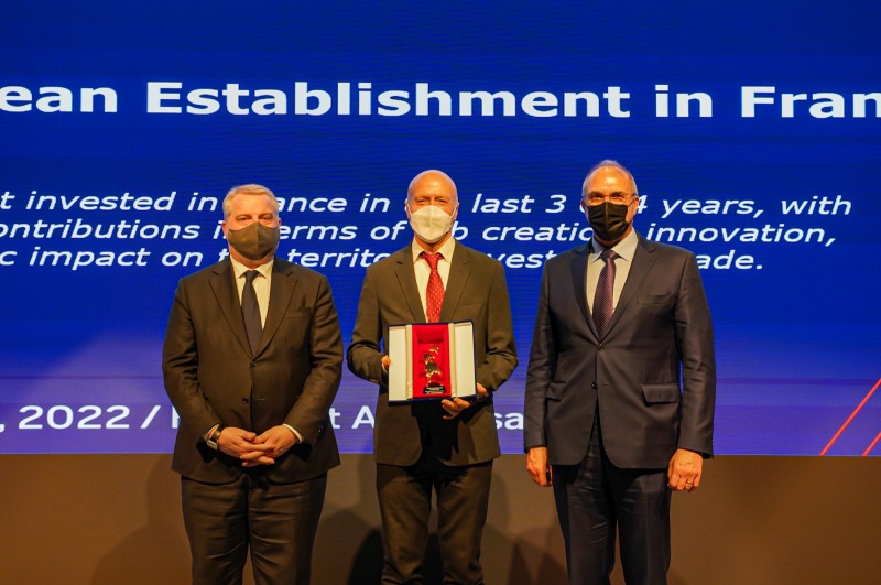 13일 서울 영등포구 페어몬트 서울에서 열린 ‘2022 한불상공회의소 비즈니스 어워즈’에서 최우수 프랑스 진출 기업상을 수상한 잭 모란(Jack Francis Moran) SPC그룹 파리크라상 글로벌전략총괄 부사장(가운데)이 필립 르포르(Phillippe Lefort) 주한 프랑스 대사(오른쪽), 다비드 피에르 잘리콩(David-Pierre Jalicon) 한불 상공회의소장(왼쪽)과 기념촬영을 하고 있다./사진제공=SPC그룹