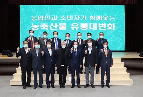 ▲ 사진은 오른쪽 첫 번째부터 경기 구성농협 최진흥 조합장, 유통혁신 평가위원회 여인흥 위원장, 농협중앙회 이성희 회장, 뒤줄 왼쪽에서 첫 번째 안병우 농협 축산대표, 세 번째 동철원농협 이태식 조합장.