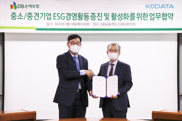 (사진 왼쪽부터) 이창수 DB손해보험 부사장, 정성웅 KoDATA(한국평가데이터) 부사장이 지난 14일 KoDATA와 함께 중소·중견기업의 ESG경영 활성화를 위한 ESG자가진단·컨설팅 제공 협약식(MOU)을 체결했다./사진 제공= DB손해보험