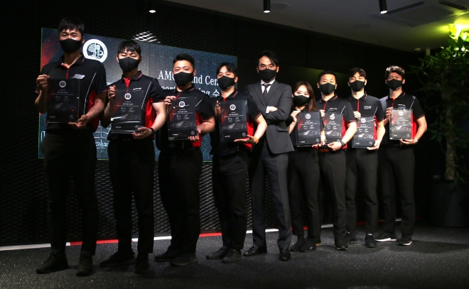 메르세데스-벤츠 공식 딜러 한성자동차(대표이사 울프 아우스프룽)가 지난 11일 ‘AMG 서울(AMG Seoul)’에서 국내 최초로 메르세데스-AMG 독일 본사와의 협업을 통해 진행한 트레이닝 프로그램 ‘2022 AMG 세일즈 엑스퍼트 트레이닝 코리아(AMG Sales Expert Training Korea)’의 수료식을 열었다. 사진=한성자동차.