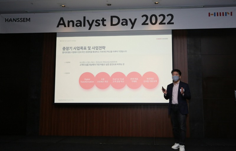 김진태 한샘 대표가 15일 열린 '애널리스트 데이'에서 한샘의 경영 전략을 발표하고 있다./사진제공=한샘