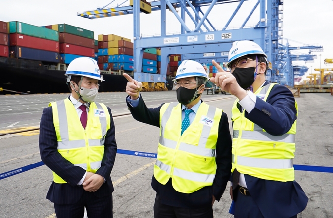 박기훈 SM상선 대표(오른쪽)가 14일 부산 신항을 찾아 구자열 한국무역협회장(가운데), 한두포 부산신항만주식회사 상무와 함께 중소기업 수출입 물류 지원 현장을 점검하고 있다. / 사진제공=SM상선