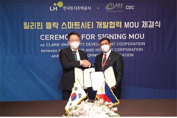 LH는 15일 필리핀 팜팡가주 마발라캇시 클락특별경제구역(클락프리포트존) 내 스마트시티 사업 추진을 위해 필리핀 클락개발공사(CDC)와 개발협력 양해각서를 체결했다. / 사진제공=LH