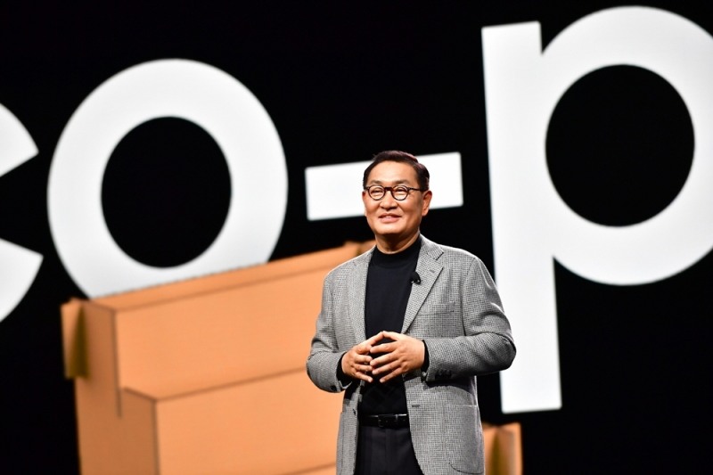 한종희 삼성전자 DX부문장(부회장)이 지난 'CES 2022' 기조연설에서 "모든 사용자는 자신의 디바이스를 개인화할 수 있어야 하며, 스마트싱스로 고도화된 연결 경험을 제공하겠다"며 '#YouMake'의 지향점을 제시하고 있다. 사진=삼성전자