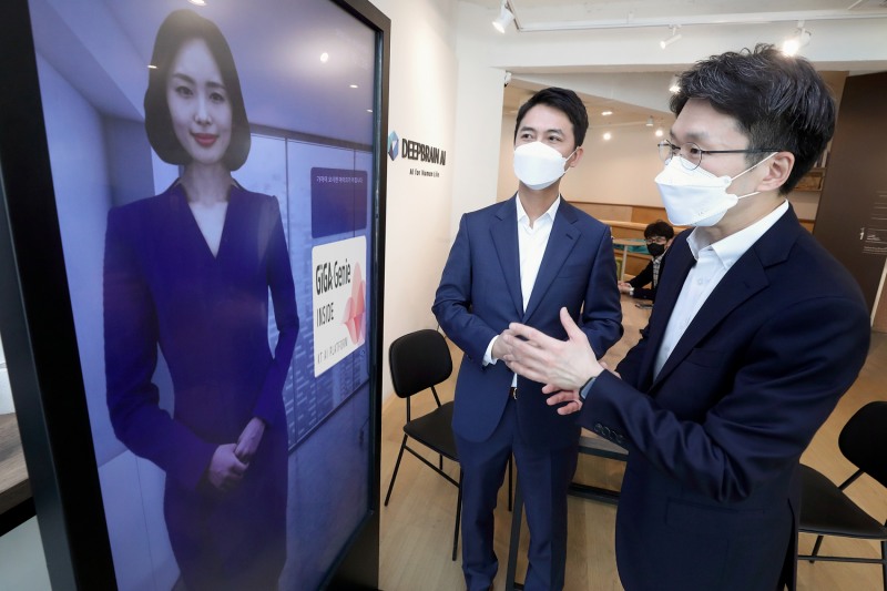 서울 강남의 딥브레인AI 사옥에서 최준기 KT AI/BigData사업본부 본부장(오른쪽)이 장세영 딥브레인AI 대표이사에게 AI 휴먼에 대한 설명을 듣고 있다. 사진=KT