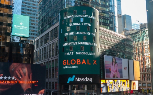 나스닥 전광판에 표시된 Global X Disruptive Materials ETF 상장 메시지. / 사진제공=미래에셋자산운용(2022.01)