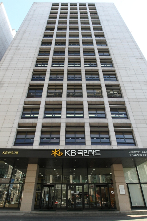 KB국민카드의 사내 벤처 '하프하프' 팀이 '다날'과 BNPL 결제 서비스 구축과 운영을 위한 업무 제휴 계약을 체결했다. /사진제공=KB국민카드