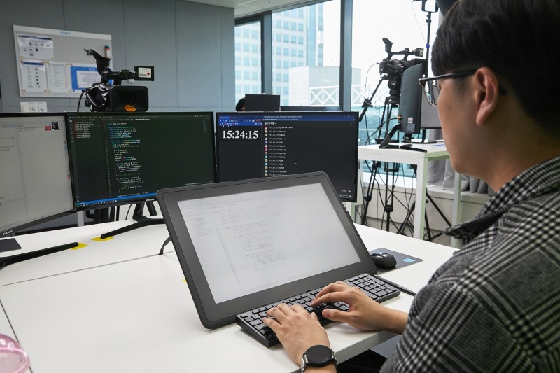 서울 강남구 '삼성청년SW아카데미' 서울 캠퍼스에서 강사가 SSAFY 7기 교육생들을 대상으로 온라인 수업을 진행하고 있다. 사진=삼성