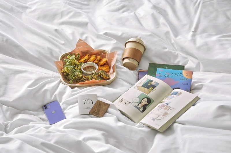 ‘플랜 포 유’ 패키지를 통해 제공되는 웹툰 대여와 테이크 아웃 커피, 객실 내 미니바 무료 제공 서비스./ 사진제공 = 워커힐 호텔앤리조트