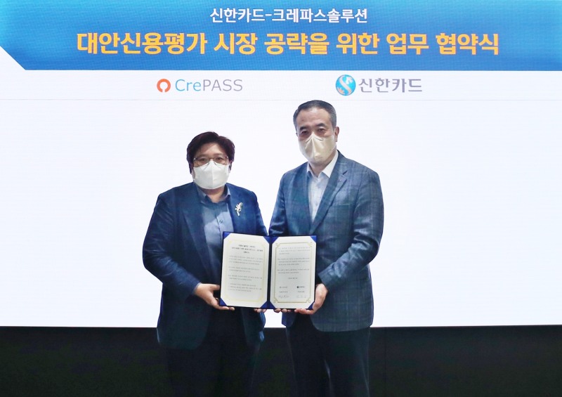 김민정 크레파스솔루션 대표(왼쪽)와 안중선 신한카드 라이프 인포메이션 그룹장(오른쪽)이 지난 18일 업무협약을 체결했다. /사진제공=신한카드