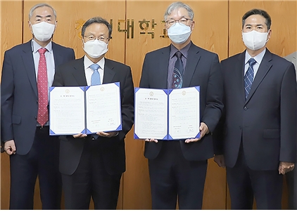 이원근 창신대학교 총장(왼쪽 두 번째)과 안병수 (재)청년상인육성재단 이사장(왼쪽 세 번째)이 산학협력 협약을 체결하고 기념촬영을 하고 있다. / 사진제공=부영그룹