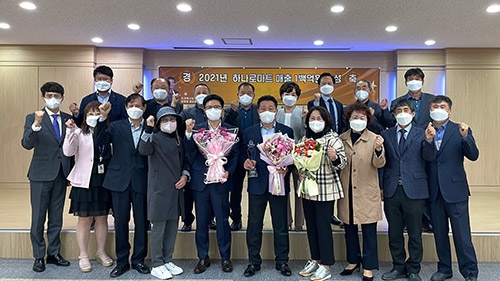 ▲ 인천농협지역본부 본부장 이강영(앞줄 오른쪽에서 여섯 번째), 인천축산농협 조합장 홍순철(앞줄 오른쪽에서 다섯 번째).