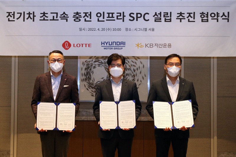 롯데지주 이동우 대표이사, 현대차그룹 공영운 사장, KB자산운용 이현승 대표이사(사진 왼쪽부터)가 20일(수) 서울 잠실 시그니엘 서울에서 ‘전기차 초고속 충전 인프라 SPC(특수목적법인)’ 설립 추진을 위한 협약을 체결했다./ 사진제공 = 롯데지주